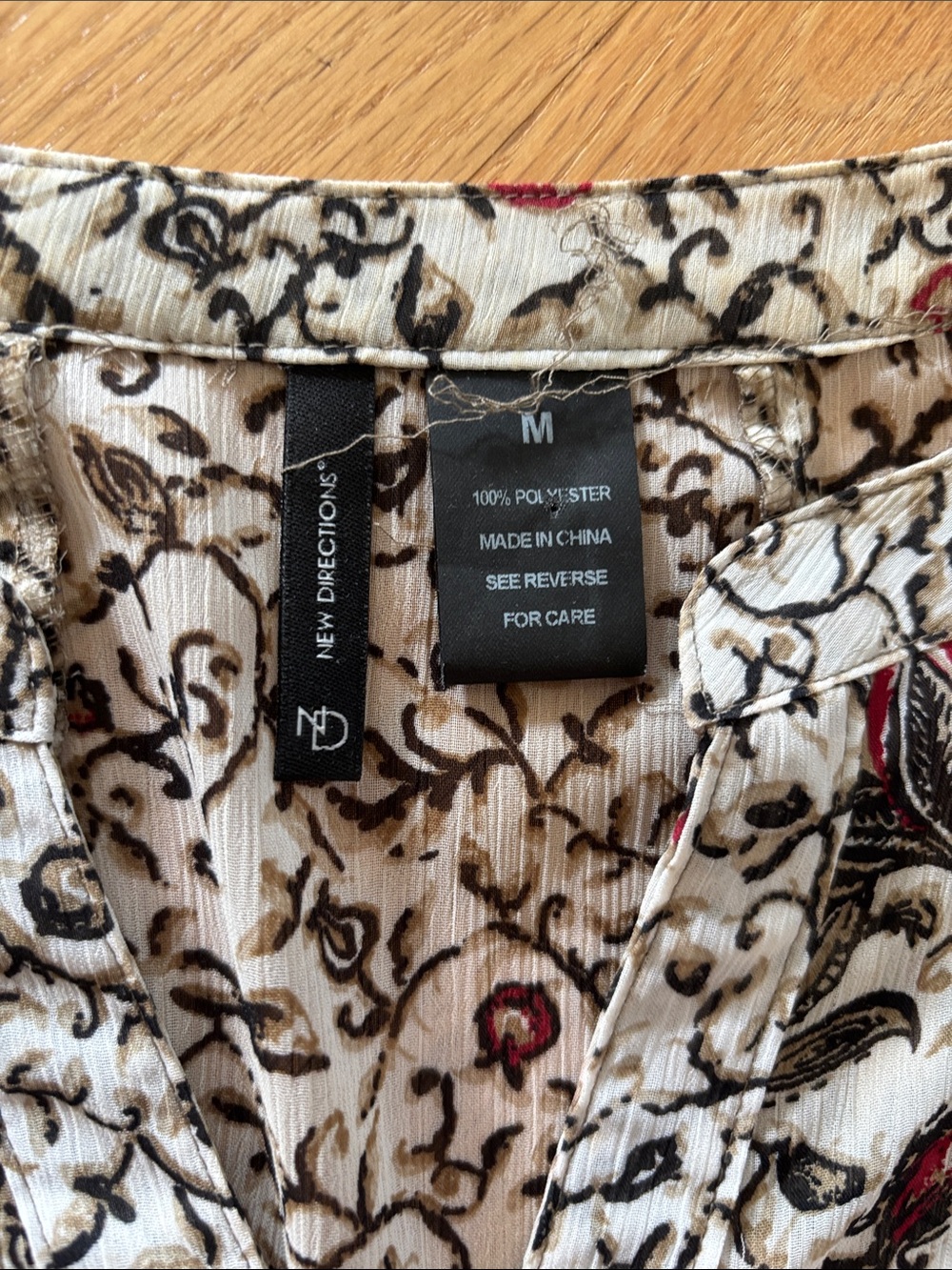 NEW DIRECTIONS med blouse - v-neckline with buttons - Picture 2 of 5